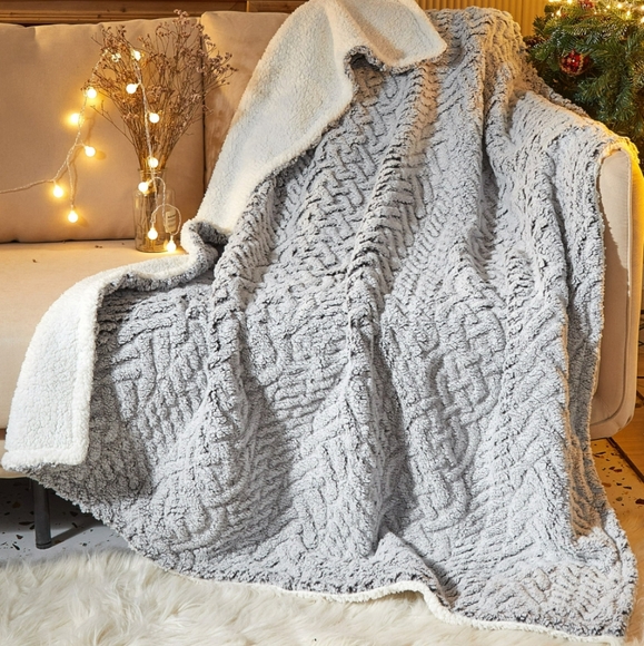 dearfoams Other - Dearfoams Reverse Sherpa Throw Blanket, Embossed Grey, Standard Throw